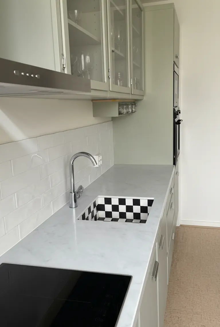 Licht geaderde kwartsiet peninsulakeuken in Rotterdam